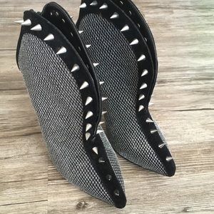 Wild Rose black shiny nails heel size 7